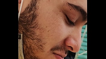 Oso maduro traga todo en un restaurant japonés