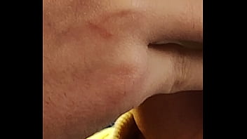 Oso maduro traga todo en un restaurant japonés