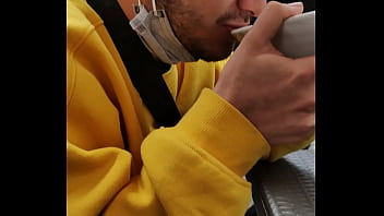 Oso maduro traga todo en un restaurant japonés