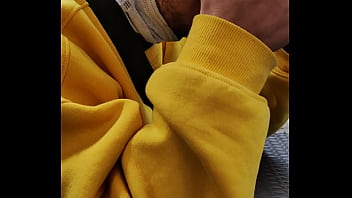 Oso maduro traga todo en un restaurant japonés