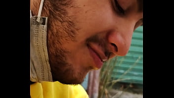 Oso maduro traga todo en un restaurant japonés