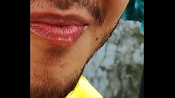 Oso maduro traga todo en un restaurant japonés