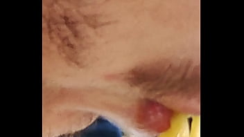 Oso maduro traga todo en un restaurant japonés