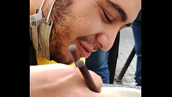 Oso maduro traga todo en un restaurant japonés