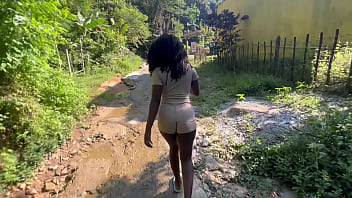 Deusa de ébano dando a bucetinha em público na cachoeira