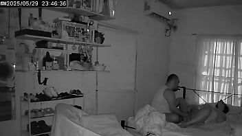 Descubro a mi esposa cogiendo con su amante mientras yo no estoy Descubro a mi esposa cogiendo con su amante mientras yo no estoy