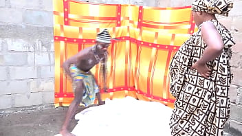 Le Marabout Féticheur Africain Traditionnel Musclé Avec Un Corps Bodybuilding E Grosse Bite Baiseclients Et Fidèle Dans Son Laboratoire De Traitement Traditionnelle Publiquement Devant Ses Autre Patient Xvideos Red Uniquement thumbnail