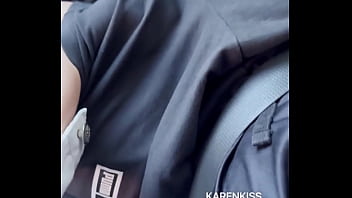 Uma mão no volante e outra fazendo um agrado bem gostoso