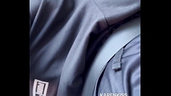 Uma mão no volante e outra fazendo um agrado bem gostoso