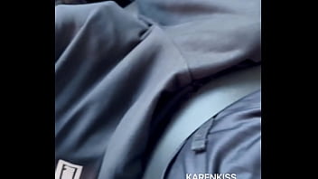 Uma mão no volante e outra fazendo um agrado bem gostoso