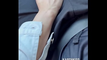 Uma mão no volante e outra fazendo um agrado bem gostoso