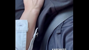 Uma mão no volante e outra fazendo um agrado bem gostoso