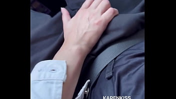 Uma mão no volante e outra fazendo um agrado bem gostoso