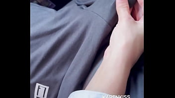 Uma mão no volante e outra fazendo um agrado bem gostoso