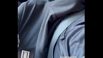 Uma mão no volante e outra fazendo um agrado bem gostoso