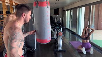 Doble penetración a andrea lux en el gimnasio