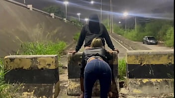 Esposa faz solteiro fica louco de tesão com um esfregar esfregar transando bem gostoso sem camisinha