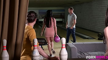 2 chicos afortunados en la bolera anissa kate & nataly gold