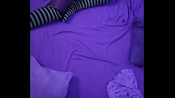 Atrapada masturbandose por compañero de cuarto