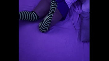 Atrapada masturbandose por compañero de cuarto