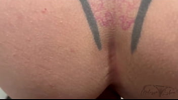 Quero sair daqui com tua porra escorrendo no meu cu e as pernas tremendo