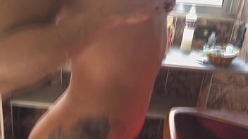 Vizinho prestativo precisava só tomar meu banho