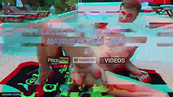 Je me fiste les jambes en l’air le soleil tape les mecs matent puis il arrive ce spectateur inconnu me prend