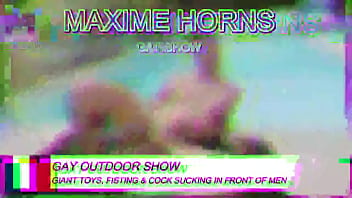 Je me fiste les jambes en l’air le soleil tape les mecs matent puis il arrive ce spectateur inconnu me prend