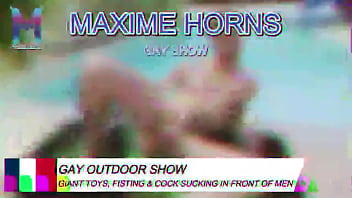 Je me fiste les jambes en l’air le soleil tape les mecs matent puis il arrive ce spectateur inconnu me prend