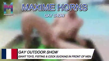 Je me fiste les jambes en l’air le soleil tape les mecs matent puis il arrive ce spectateur inconnu me prend