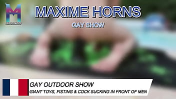 Je me fiste les jambes en l’air le soleil tape les mecs matent puis il arrive ce spectateur inconnu me prend