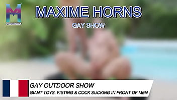 Je me fiste les jambes en l’air le soleil tape les mecs matent puis il arrive ce spectateur inconnu me prend