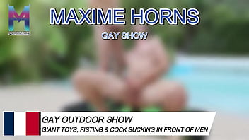 Je me fiste les jambes en l’air le soleil tape les mecs matent puis il arrive ce spectateur inconnu me prend