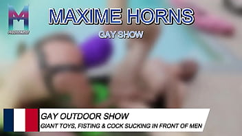 Je me fiste les jambes en l’air le soleil tape les mecs matent puis il arrive ce spectateur inconnu me prend