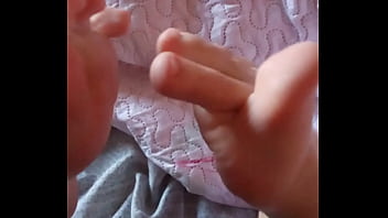 Gretala strofina i piedi e fa una puzzetta