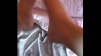 Gretala strofina i piedi e fa una puzzetta