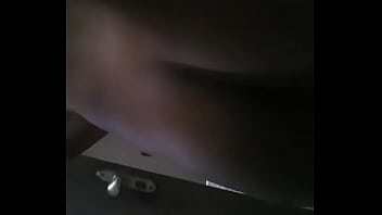 Ale nua mostrando o corpo nu