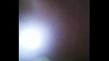 Ale nua mostrando o corpo nu