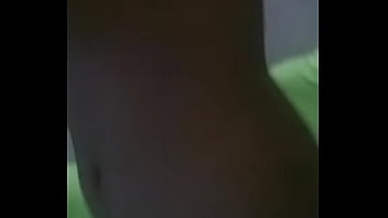 Ale nua mostrando o corpo nu