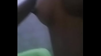 Ale nua mostrando o corpo nu