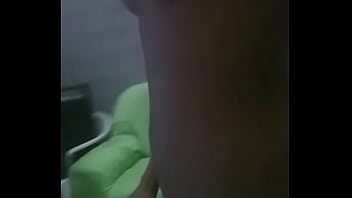 Ale nua mostrando o corpo nu