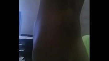 Ale nua mostrando o corpo nu