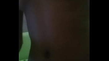 Ale Nua Mostrando O Corpo Nu thumbnail