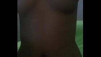 Ale nua mostrando o corpo nu