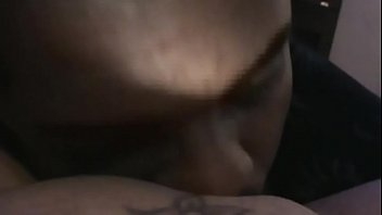 Loira tem orgasmo na chupada