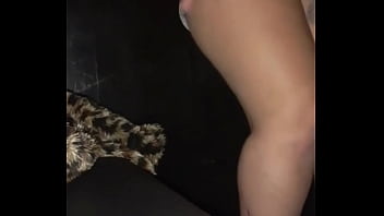 Ruiva casada depois de chupar o marido vai na casa de swing sozinha a fode com um desconhecido sem camisinha e leva gozada na cara