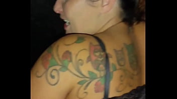 Ruiva casada depois de chupar o marido vai na casa de swing sozinha a fode com um desconhecido sem camisinha e leva gozada na cara