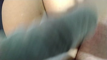 Encontré a la vecina lavando la ropa y no me aguante y termine follandole su coño estrecho