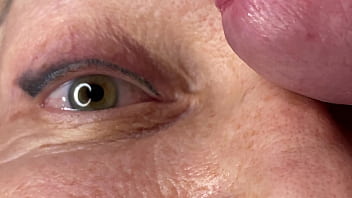 Mature lady facecum huge load on eye