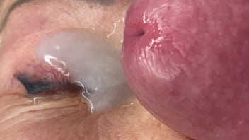 Mature lady facecum huge load on eye